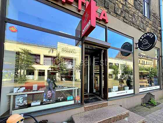 Фасадный дом, два входа, газовое отопление, большие витрины, туалет 2,2 м2, Rīga