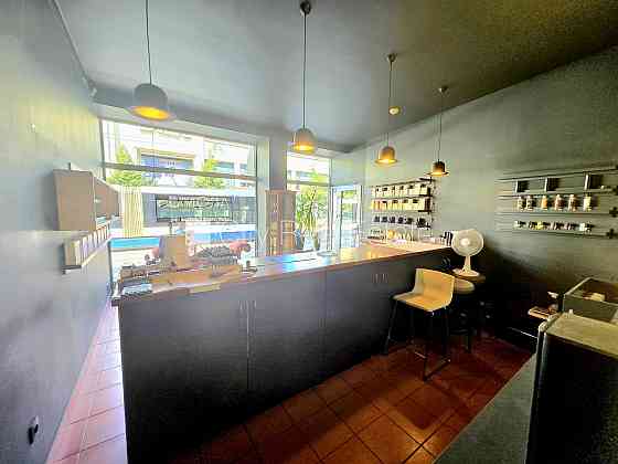 Фасадный дом, два входа, газовое отопление, большие витрины, туалет 2,2 м2, Rīga