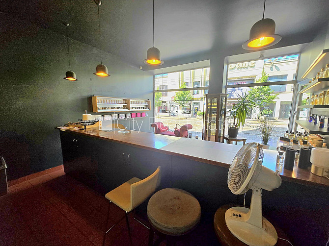 Фасадный дом, два входа, газовое отопление, большие витрины, туалет 2,2 м2, Рига - изображение 5