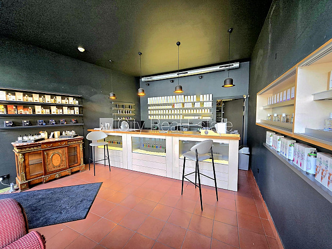 Фасадный дом, два входа, газовое отопление, большие витрины, туалет 2,2 м2, Рига - изображение 3