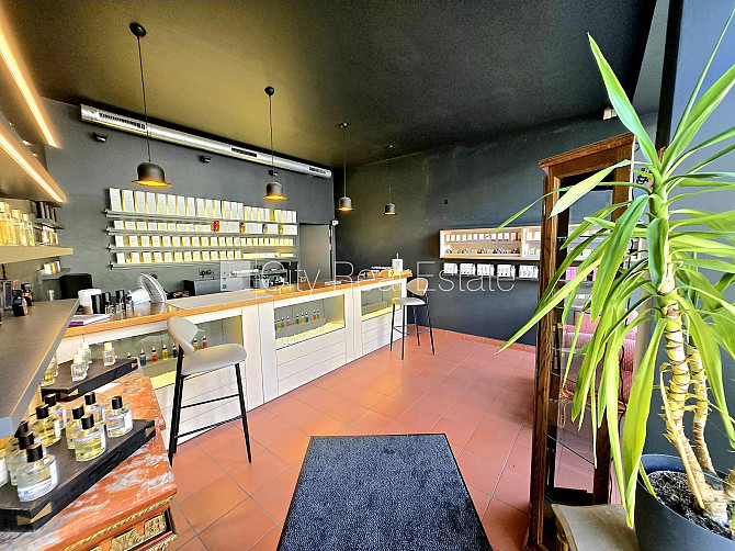 Фасадный дом, два входа, газовое отопление, большие витрины, туалет 2,2 м2, Рига - изображение 2