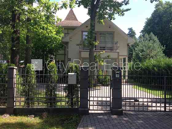 Благоустроенный озеленённый двор, территория обнесена забором, количество Юрмала