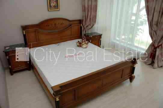 Благоустроенный озеленённый двор, территория обнесена забором, количество Юрмала