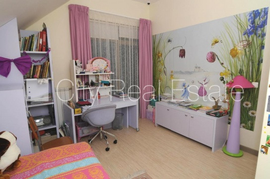 Благоустроенный озеленённый двор, территория обнесена забором, количество Юрмала - изображение 6