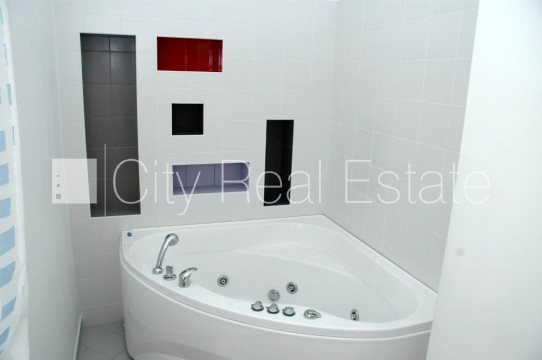 Благоустроенный озеленённый двор, территория обнесена забором, количество Юрмала - изображение 8