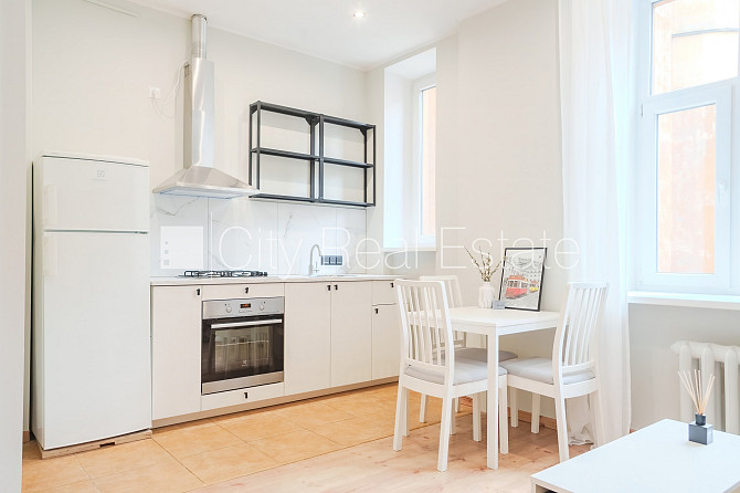 Fasādes māja, kāpņu telpa pēc kosmētiskā remonta, viena istaba izolēta, studio tipa, Rīga - foto 5