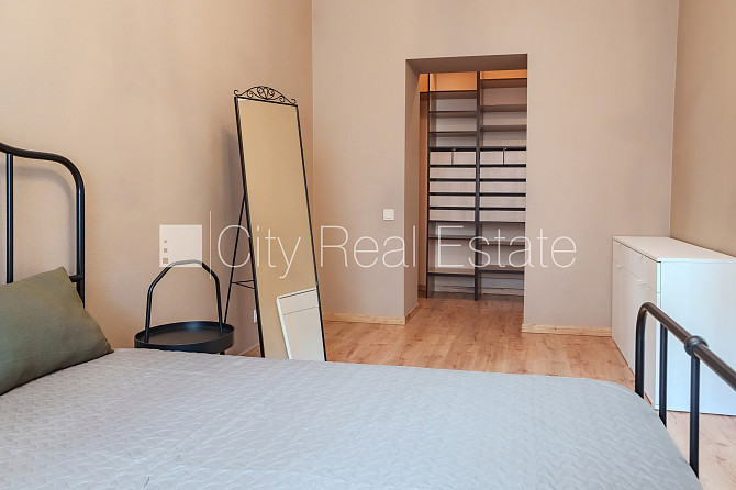 Fasādes māja, kāpņu telpa pēc kosmētiskā remonta, viena istaba izolēta, studio tipa, Rīga - foto 11