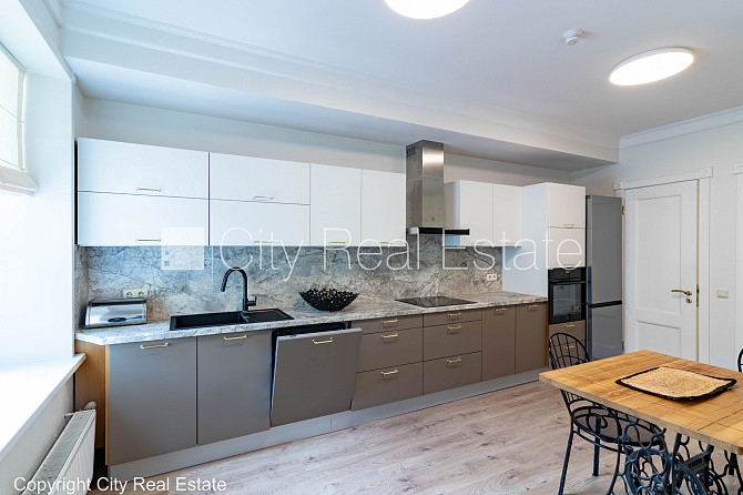 Privātmāja, renovēta māja, vieta automašīnai, teritorijas stāvlaukums noklāts ar Rīga - foto 6