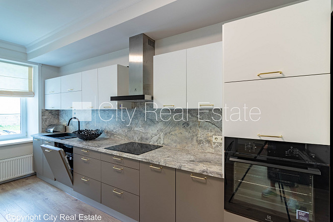 Privātmāja, renovēta māja, vieta automašīnai, teritorijas stāvlaukums noklāts ar Rīga - foto 7