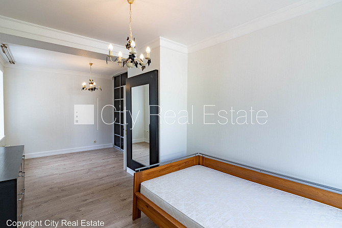 Privātmāja, renovēta māja, vieta automašīnai, teritorijas stāvlaukums noklāts ar Rīga - foto 19