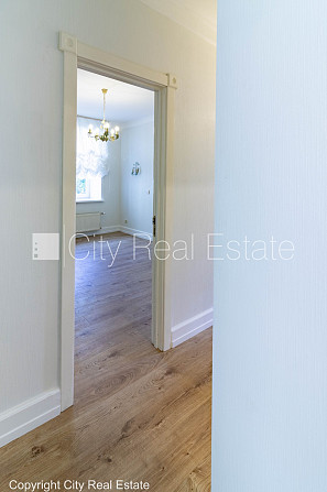 Privātmāja, renovēta māja, vieta automašīnai, teritorijas stāvlaukums noklāts ar Rīga - foto 15