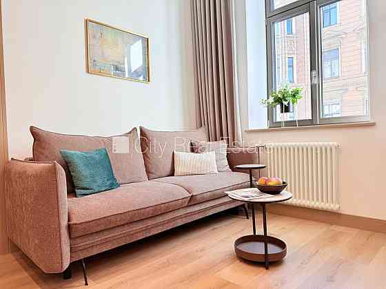 Реновированный дом, лестничная клетка после капитального ремонта, окна выходят Рига