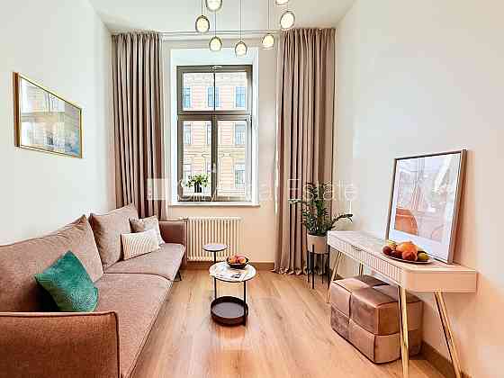 Реновированный дом, лестничная клетка после капитального ремонта, окна выходят Рига