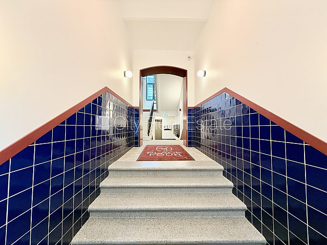 Renovēta māja, kāpņu telpa pēc kapitālā remonta, logi vērsti uz ielas pusi, guļamistabu Rīga - foto 11