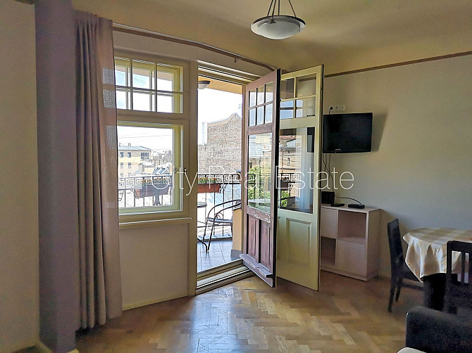 Fasādes māja, ieeja no ielas, ir lifts, balkons, studio tipa, virtuve apvienota ar viesistabu, Rīga - foto 3