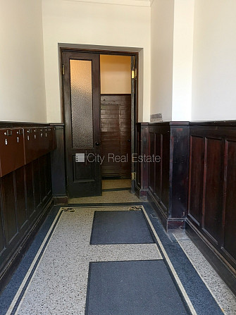 Fasādes māja, ieeja no ielas, ir lifts, balkons, studio tipa, virtuve apvienota ar viesistabu, Rīga - foto 14