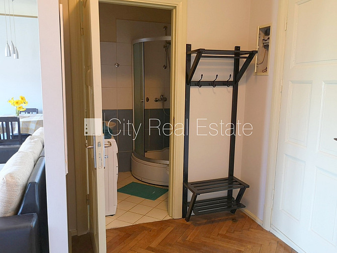 Fasādes māja, ieeja no ielas, ir lifts, balkons, studio tipa, virtuve apvienota ar viesistabu, Rīga - foto 9