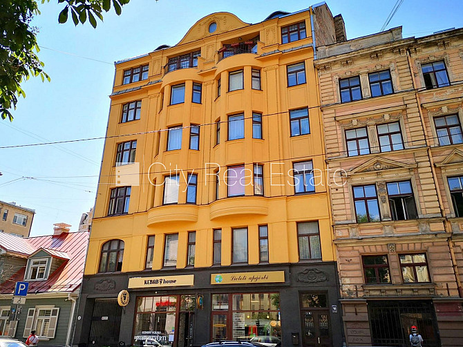 Fasādes māja, ieeja no ielas, ir lifts, balkons, studio tipa, virtuve apvienota ar viesistabu, Rīga - foto 15