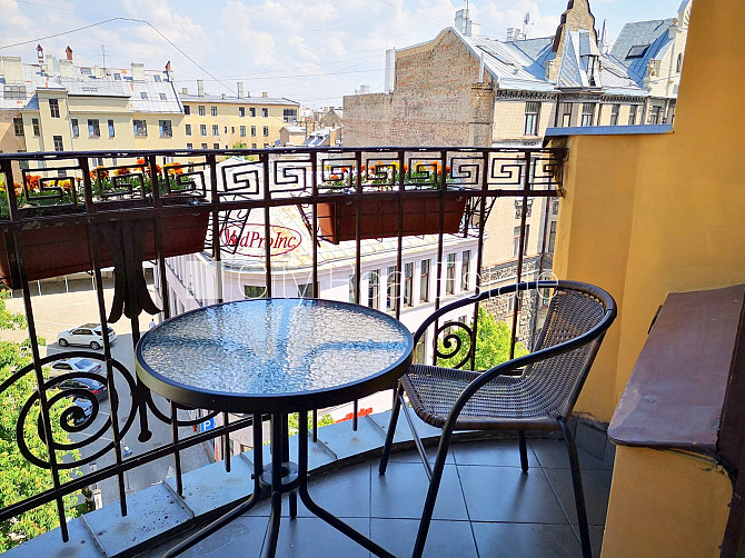 Fasādes māja, ieeja no ielas, ir lifts, balkons, studio tipa, virtuve apvienota ar viesistabu, Rīga - foto 1