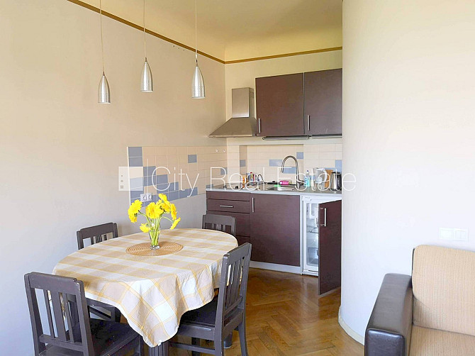 Fasādes māja, ieeja no ielas, ir lifts, balkons, studio tipa, virtuve apvienota ar viesistabu, Rīga - foto 6