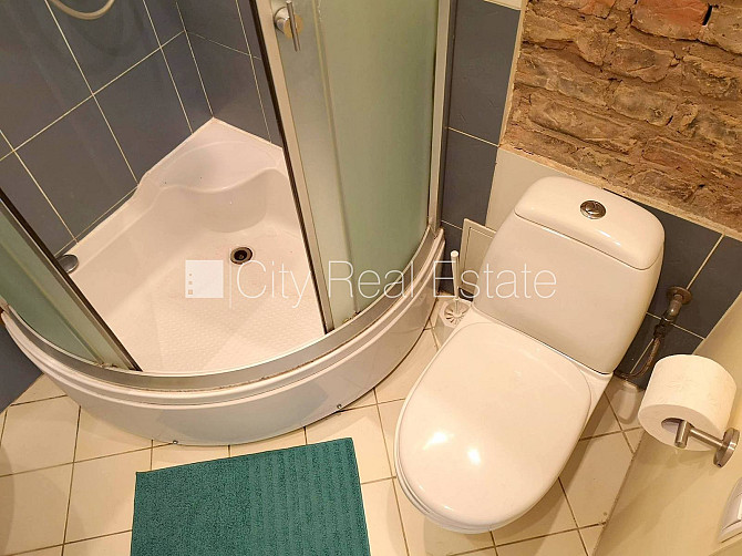 Fasādes māja, ieeja no ielas, ir lifts, balkons, studio tipa, virtuve apvienota ar viesistabu, Rīga - foto 11