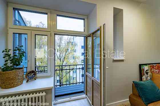 Дом во дворе, реновированный дом, благоустроенная озеленённая территория, вход с Рига