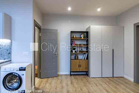 Дом во дворе, реновированный дом, благоустроенная озеленённая территория, вход с Рига