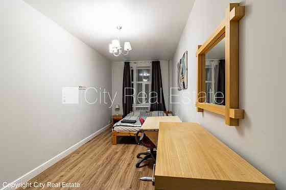 Здание во дворе, благоустроенная озеленённая территория, место для машины, Рига