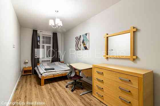 Здание во дворе, благоустроенная озеленённая территория, место для машины, Рига