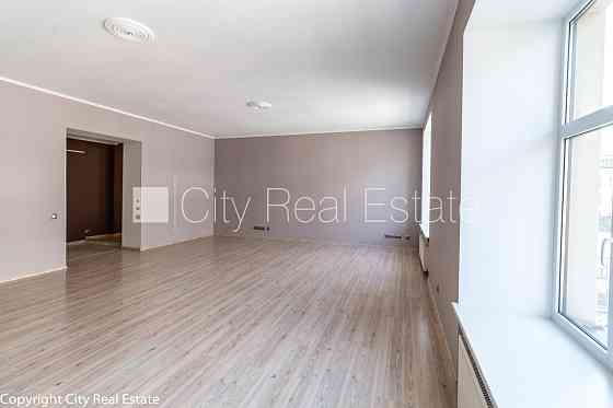 Фасадный дом, благоустроенный озеленённый двор, подъездная дорога покрыта Рига