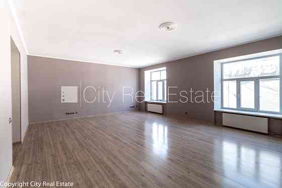 Фасадный дом, благоустроенный озеленённый двор, подъездная дорога покрыта Рига