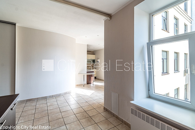 Fasādes māja, labiekārtots apzaļumots pagalms, bruģēts piebraucamais ceļš, slēgta Rīga - foto 16