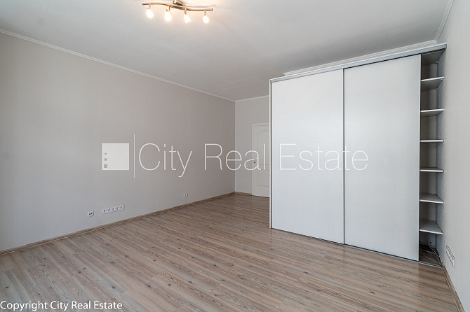 Fasādes māja, labiekārtots apzaļumots pagalms, bruģēts piebraucamais ceļš, slēgta Rīga - foto 13