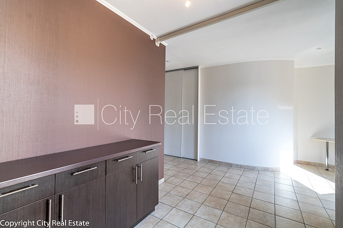 Fasādes māja, labiekārtots apzaļumots pagalms, bruģēts piebraucamais ceļš, slēgta Rīga - foto 18