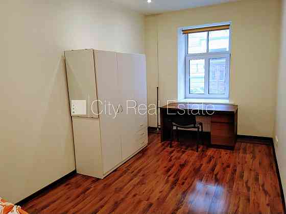 Бельэтаж, лифт, изолированные комнаты 3 шт., гостиная, одно помещение проходное, Рига