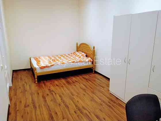 Бельэтаж, лифт, изолированные комнаты 3 шт., гостиная, одно помещение проходное, Рига