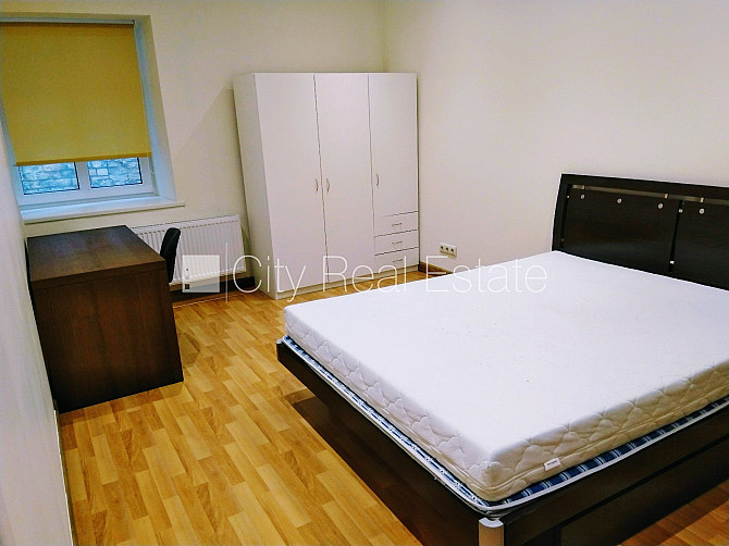 Beletāža, ir lifts, istabas izolētas 3 gab., viesistaba, viena telpa caurstaigājama, centrālā Rīga - foto 7