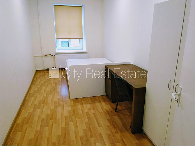 Beletāža, ir lifts, istabas izolētas 3 gab., viesistaba, viena telpa caurstaigājama, centrālā Rīga - foto 4