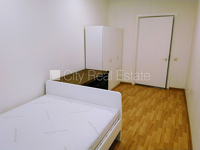 Beletāža, ir lifts, istabas izolētas 3 gab., viesistaba, viena telpa caurstaigājama, centrālā Rīga - foto 3