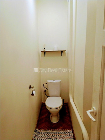 Beletāža, ir lifts, istabas izolētas 3 gab., viesistaba, viena telpa caurstaigājama, centrālā Rīga - foto 13