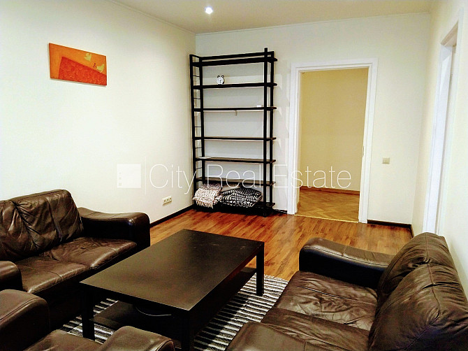 Beletāža, ir lifts, istabas izolētas 3 gab., viesistaba, viena telpa caurstaigājama, centrālā Rīga - foto 2