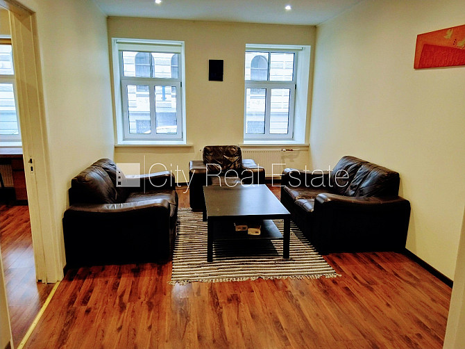 Beletāža, ir lifts, istabas izolētas 3 gab., viesistaba, viena telpa caurstaigājama, centrālā Rīga - foto 1