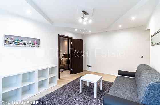 Здание во дворе, вход со двора, лестничная клетка после косметического ремонта, Рига