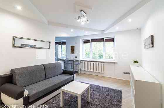 Здание во дворе, вход со двора, лестничная клетка после косметического ремонта, Рига