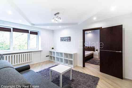 Здание во дворе, вход со двора, лестничная клетка после косметического ремонта, Рига