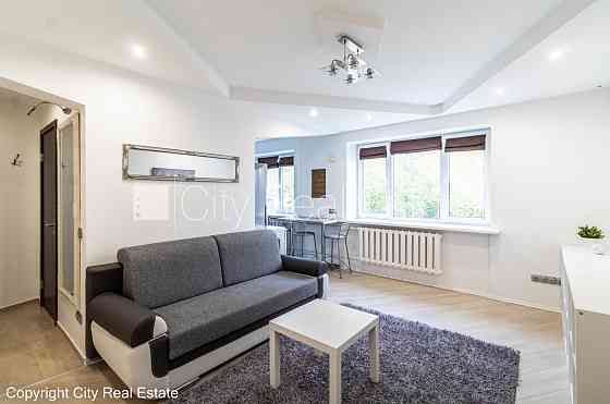 Здание во дворе, вход со двора, лестничная клетка после косметического ремонта, Рига