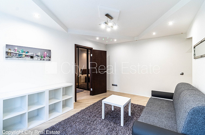 Pagalma ēka, ieeja no pagalma, kāpņu telpa pēc kosmētiskā remonta, logi vērsti uz pagalma Rīga - foto 5