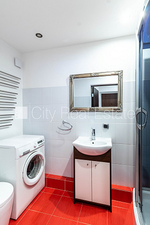 Pagalma ēka, ieeja no pagalma, kāpņu telpa pēc kosmētiskā remonta, logi vērsti uz pagalma Rīga - foto 15