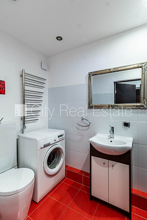 Pagalma ēka, ieeja no pagalma, kāpņu telpa pēc kosmētiskā remonta, logi vērsti uz pagalma Rīga - foto 16