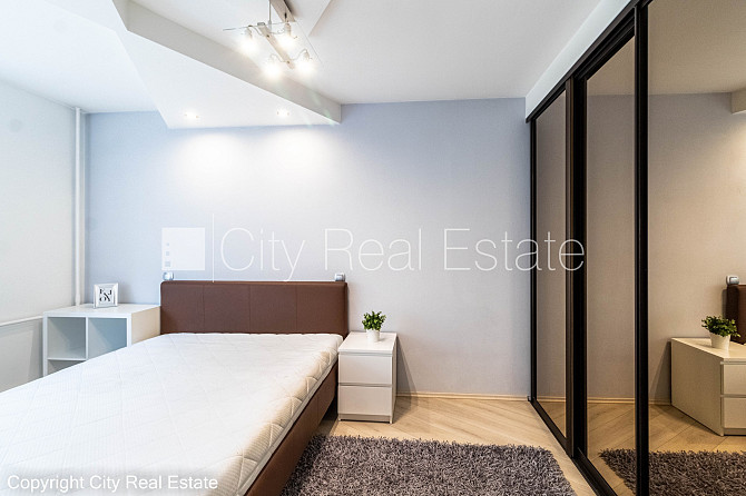 Pagalma ēka, ieeja no pagalma, kāpņu telpa pēc kosmētiskā remonta, logi vērsti uz pagalma Rīga - foto 12